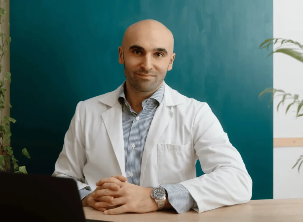 Dott. Marco Cantele, medico del lavoro in Veneto, in camice alla scrivania