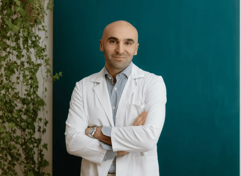 Dott. Marco Cantele, medico del lavoro a Vicenza, in camice bianco